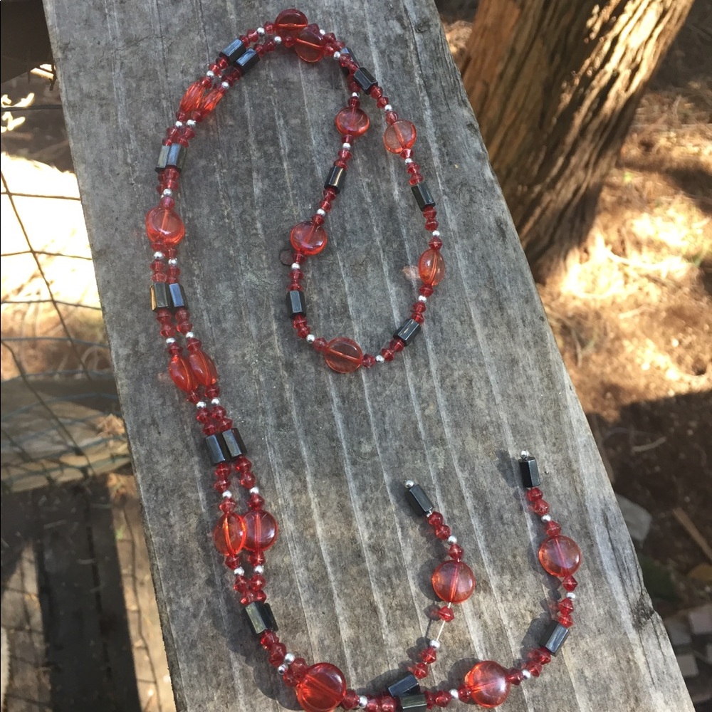 Wrist bling , magnetized string of red glass beads - Picture 5 of 11